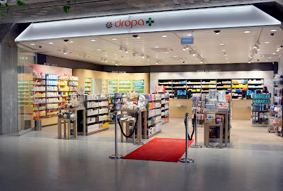 Regale und Beratung in einer Apotheke